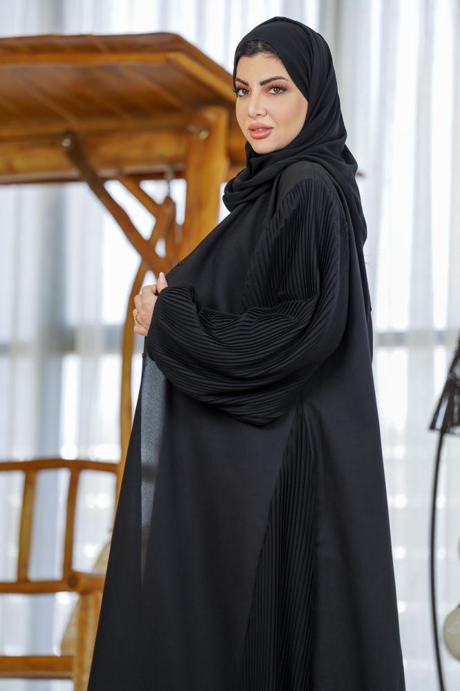 عباية سادة مزينة بكسرات ناعمة على الأكمام والجوانب